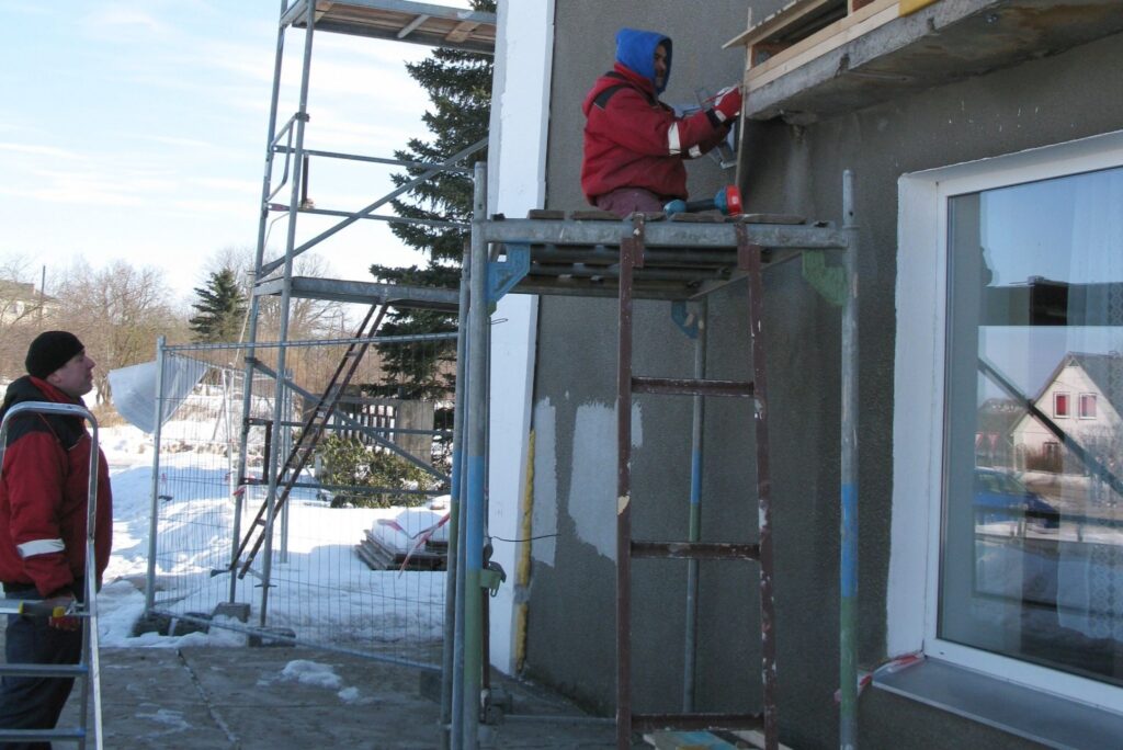  Kamēr aukstais laiks neļāva siltināt ēku, uzņēmuma “Sedos Būves” celtnieki Guntars Gartkevičs un Aleksejs Karajevs atjaunoja jumtu virs “Palsas” ēkas ieejas durvīm.
Autors: Sandra Pētersone