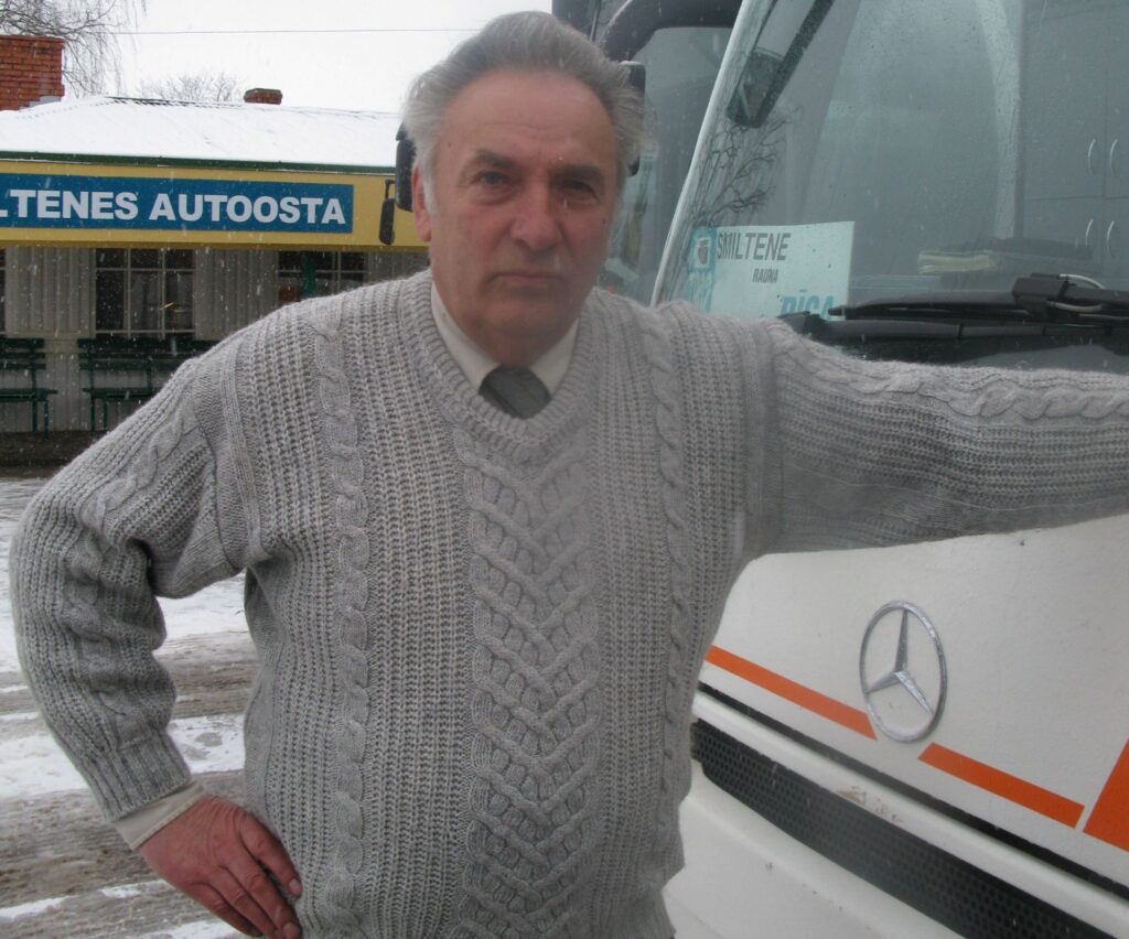 Atim Leitim jau jaunībā laimējās atrast īsto profesiju. Šovasar apritēs 41. gads, kopš  smiltenietis strādā par autobusa šoferi Smiltenes autoostā un pārvadā pasažierus.
Autors: Sandra Pētersone