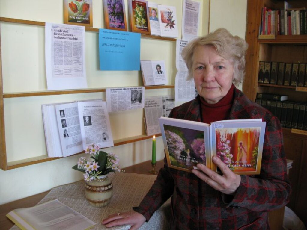 Izstāde mūžībā aizgājušajai Smiltenes dzejniecei un gleznotājai Birutai Žurovskai atvērta arī Variņu pagasta bibliotēkā. Bibliotēkas vadītāja Mudīte Pavasare teic, ka Variņos ir daudz mākslinieces talanta cienītāju.
Autors: Sandra Pētersone