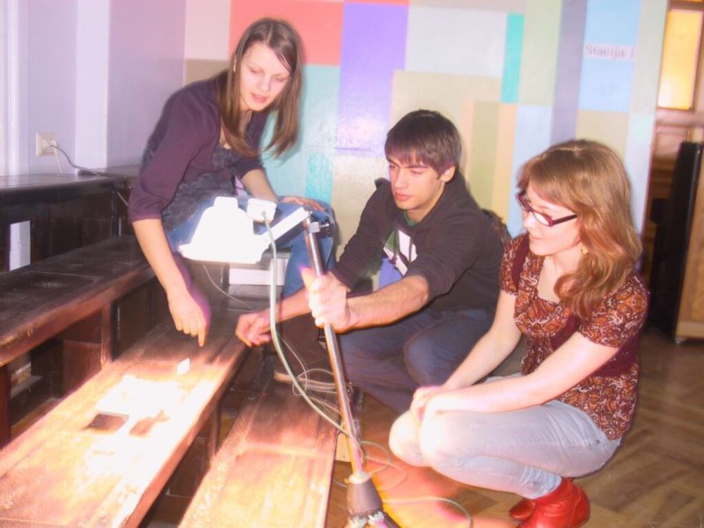 Smiltenes ģimnāzijas absolventi Maija Kudlāne (no kreisās), Raitis Mūrnieks un Rūta Pauloviča demonstrēja pašdarinātu mašīnas modeli, kas darbojas ar saules baterijām. Pērn konkursā Latvijā tas ieguva godalgotu vietu.
Autors: Sandra Pētersone