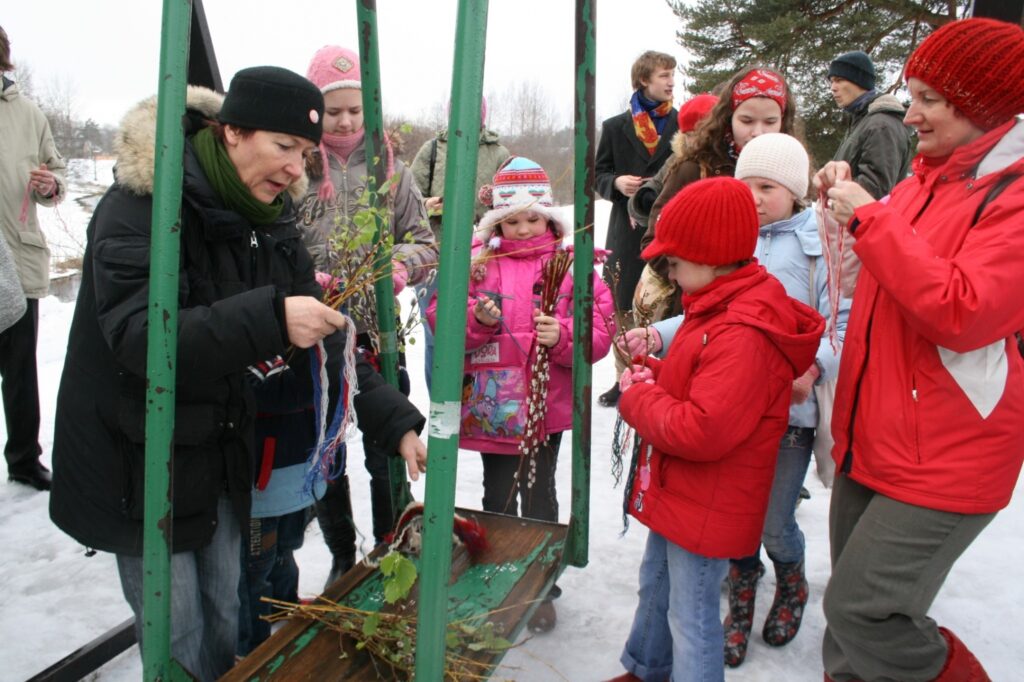 Pedeles upes krastā Valkas kultūras nama folkloras kopas “Sudmaliņa” vadītāja Skaidra Smeltere kopā ar pārējiem Lielās dienas sagaidītājiem izrotāja šūpoles, kur drosmīgākie varēja izšūpoties līdz pat koku galotnēm
Autors: Inga Karpova