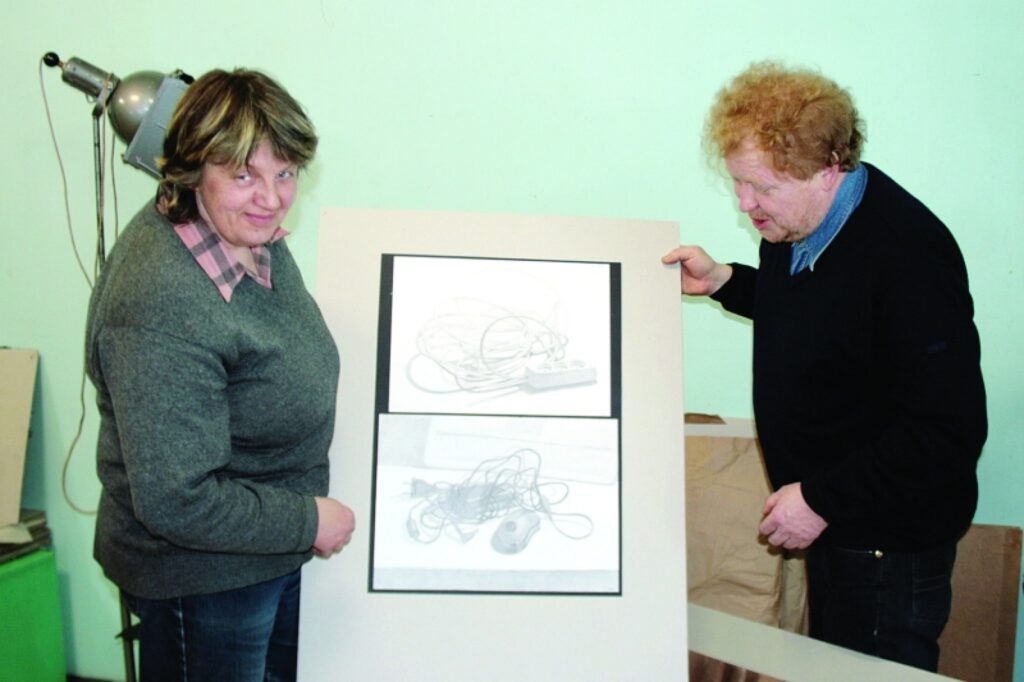 Valmieras mākslas vidusskolas direktore Dace Blūma un pasniedzējs Aivars Leitis demonstrē valcēnietes Ievas Leokenas zīmējumu. 
Autors: Aldis Dubļāns