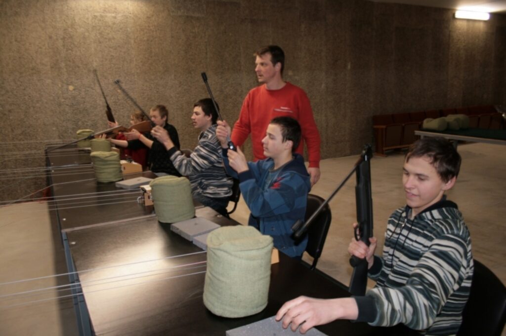 Katru nedēļu Valkas, Ērģemes un Vijciema jaunieši izmanto šautuves piedāvātās iespējas.
Autors: Aldis Dubļāns