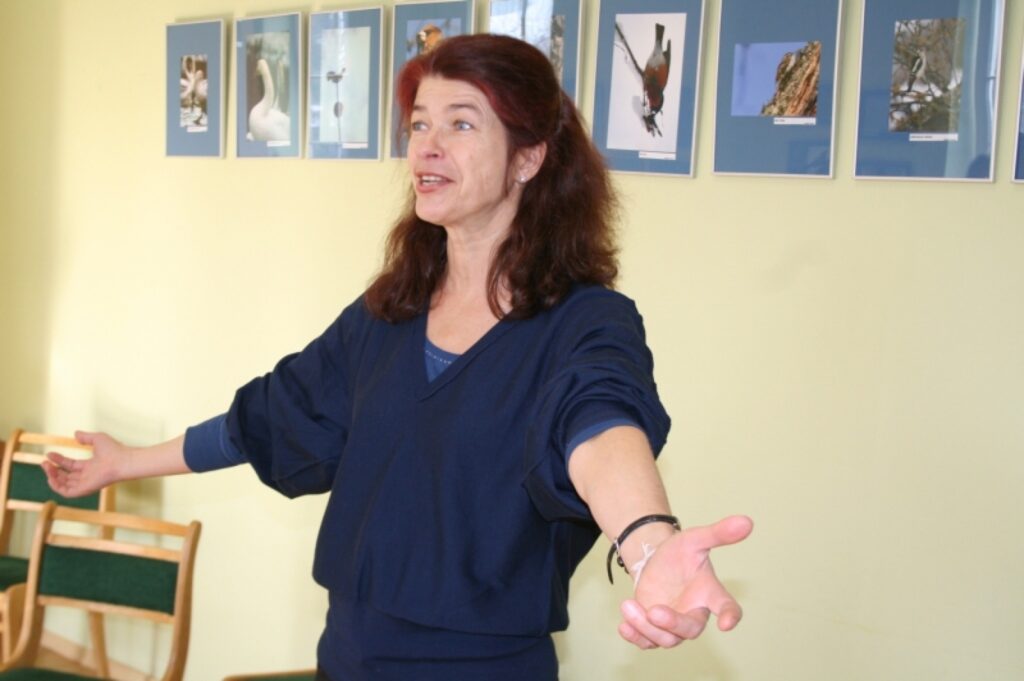 Biedrības “Teātris un izglītība” priekšsēdētāja Ligita Smildziņa Valkas pedagogiem demonstrē, ka spēle rosina aktivitāti un atvērtību. 
Autors: Aivars Zilbers