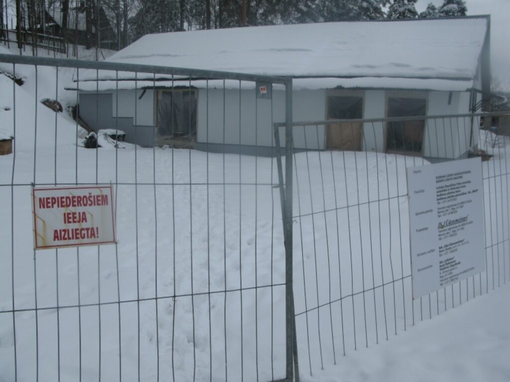 Pēc aptuveni mēnesi ilga klusuma jau nākamajā nedēļā vajadzētu atsākties būvdarbiem dzeramā ūdens atdzelžošanas stacijā Smiltenē. Termiņš tomēr ir iekavējies. 
Autors: Sandra Pētersone