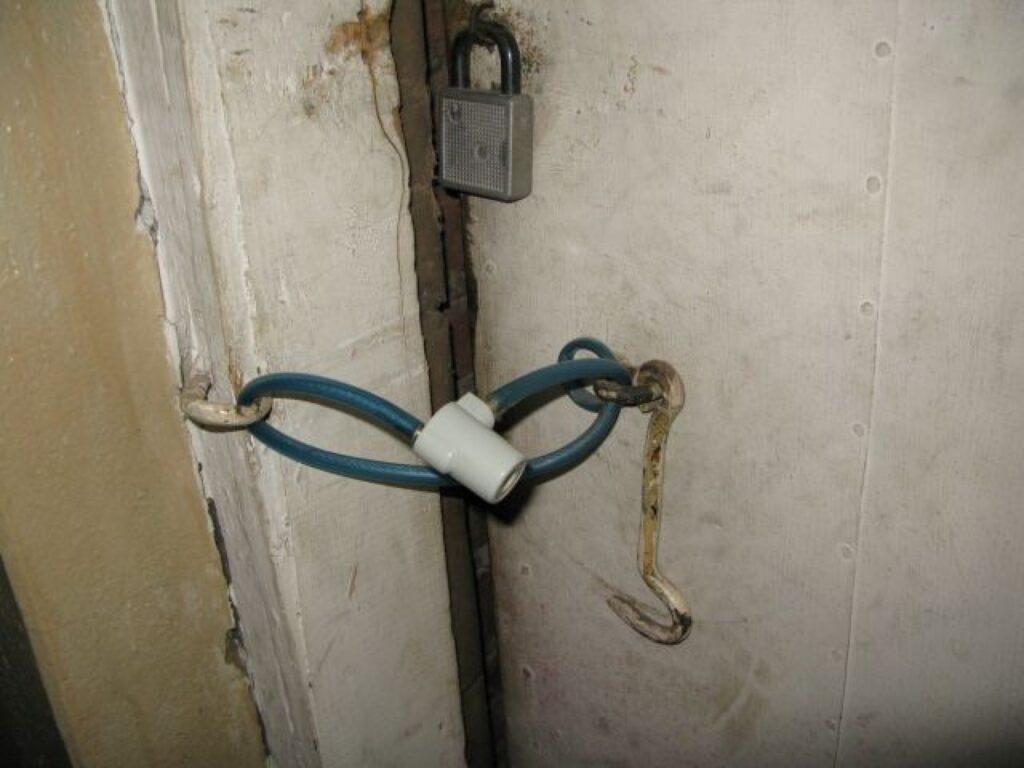 Policijas darbinieki  brīdina, ka ekonomisko apstākļu dēļ namīpašniekiem īpaši jārūpējas par īpašumu drošību. 
Autors: Sarmīte Ozola