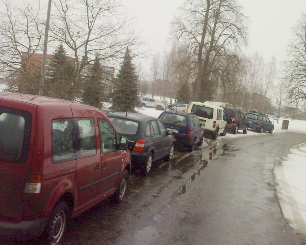 Tik garu rindu pie Plāņu pagasta padomes ēkas šonedēļ veidoja būvfirmu pārstāvju automašīnas. Uz tiesībām strādāt pašvaldības objektā pretendē 50 uzņēmumi.
Autors: No personīgā arhīva