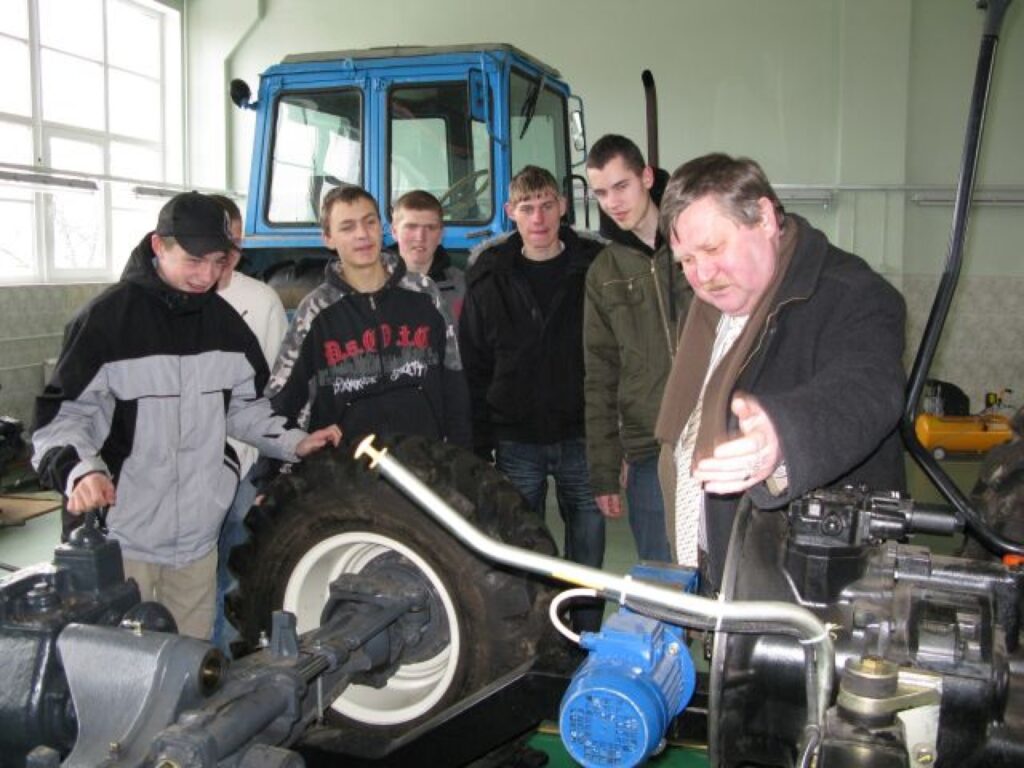 Smiltenes Profesionālās vidusskolas direktora vietnieks Zigurds Purmalis uzsver, ka skolā ir moderna mācību bāze topošo ceļinieku un auto mehāniķu apmācībai
Autors: Sandra Pētersone