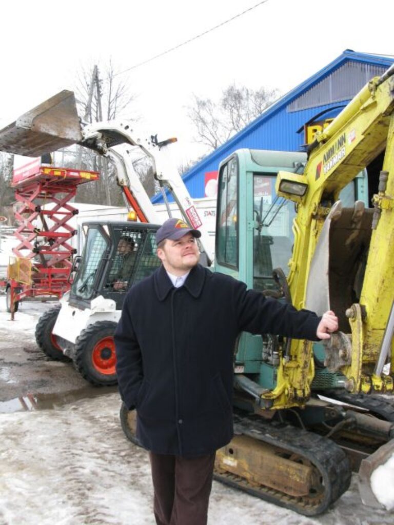 Uzņēmuma “Būvei” valdes loceklis Sarmis Zauska pieļauj, ka krīzes iespaidā iedzīvotāji paši ķersies pie privātiem būvdarbiem un tad viņiem lieti noderēs celtniecības tehnikas noma.
Autors: Sandra Pētersone