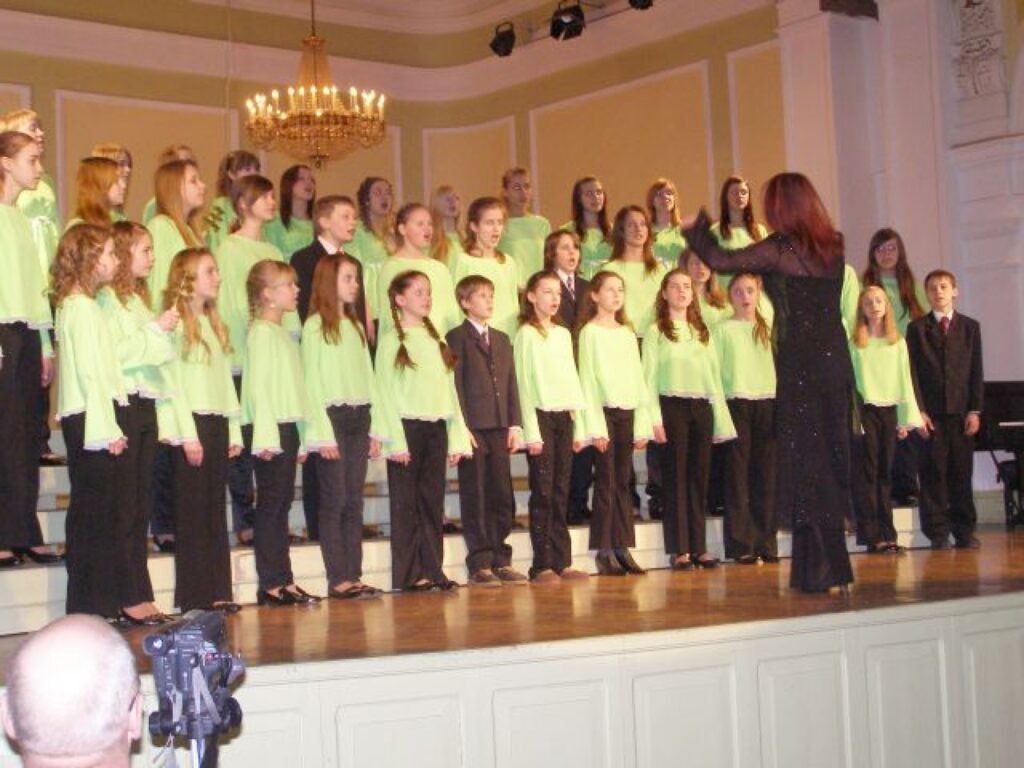 Smiltenes mūzikas skolas vecāko klašu koris (diriģentes Baiba Zveja un Valda Sedola) uzvarējis savā grupā Jāzepa Vītola I Latvijas mūzikas skolu koru un ansambļu konkursā.
Autors: No personīgā arhīva