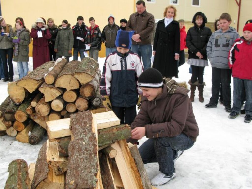 Janvārī ugunskurus kurināja zemnieki. Tagad kārta pienākusi lauku skolām. Atbalstu kolēģiem otrdien izteica arī Variņu pamatskola.
Autors: Sandra Pētersone