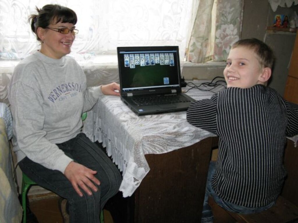 Launkalniete, triju dēlu māmiņa Vija Skraustiņa kopā ar jaunāko dēlu Jāni jauno datoru uzskata par pēdējā laikā lielāko un jaukāko pārsteigumu.
Autors: Sarmīte Ozola