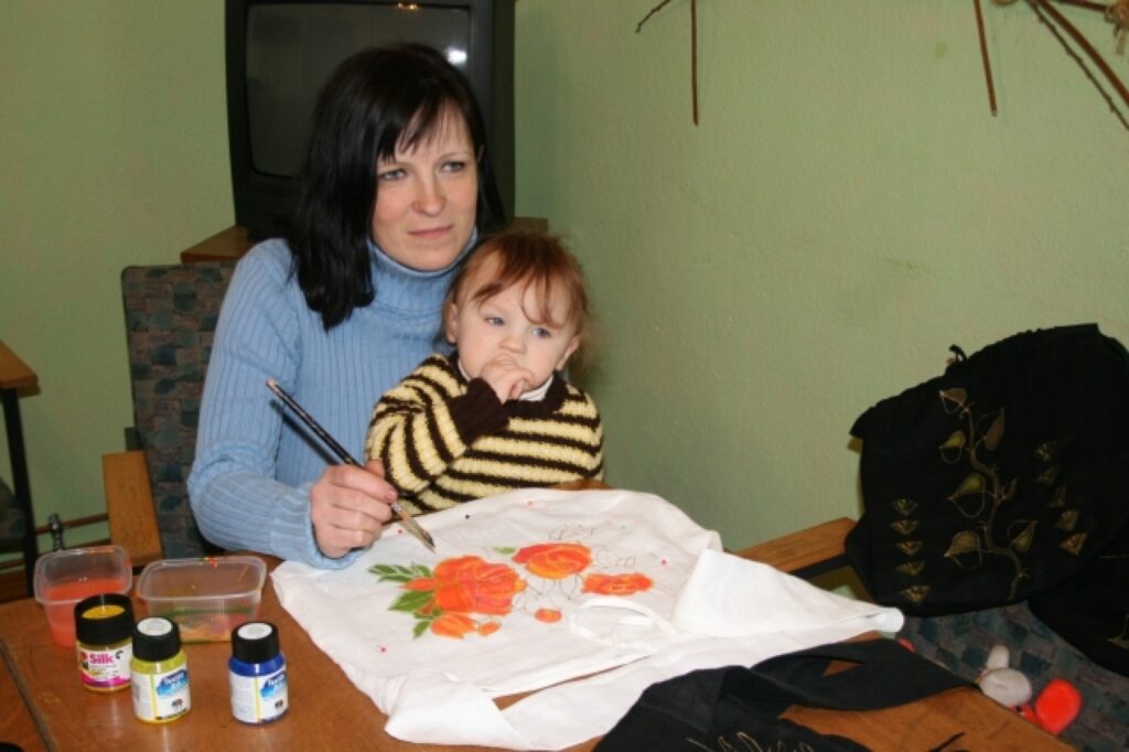 Mākslas nodarbību dalībniece Dina Sermule atzīst, ka ieguvēja no nodarbībām ir gan viņa, gan meita Laura. 
Autors: Aivars Zilbers