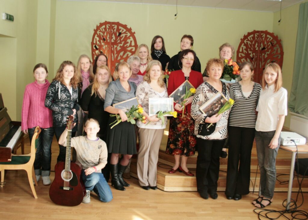 Laureāti kopā ar organizētājiem.
Autors: Aldis Dubļāns