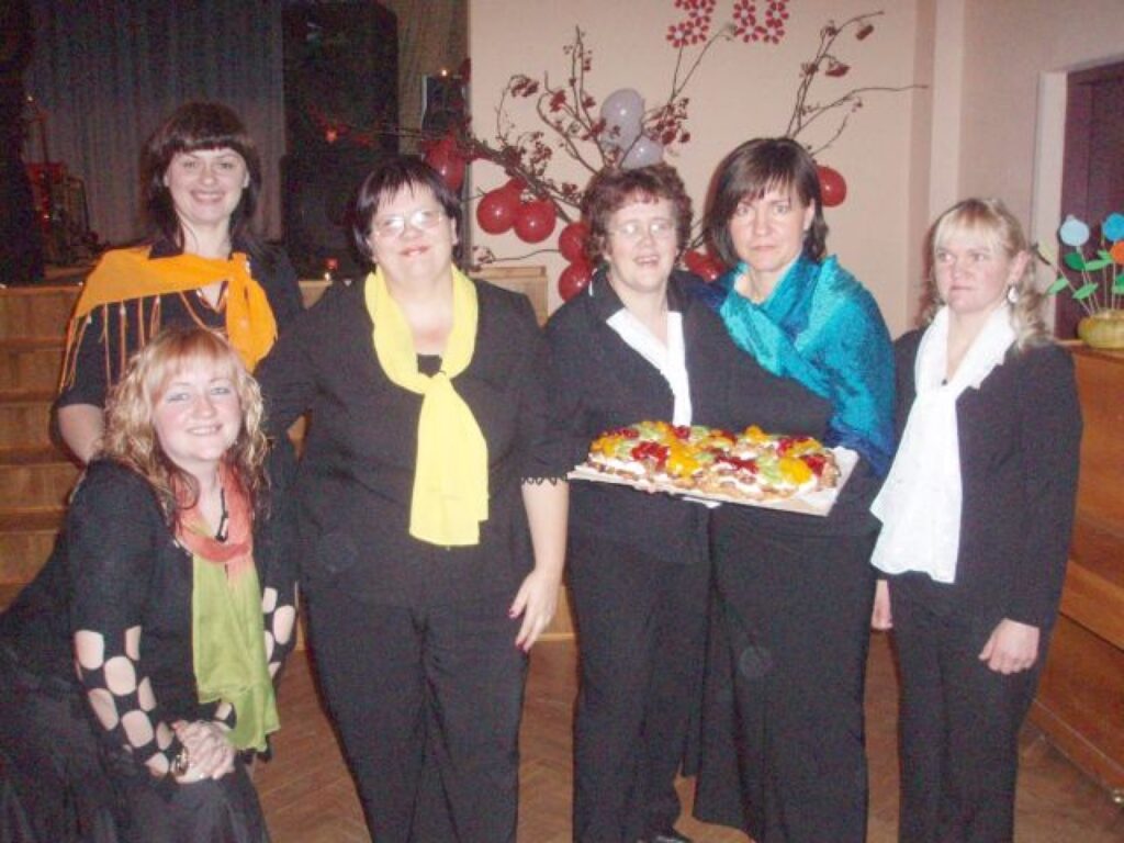 Grundzāles pagasta ansamblis “Prieks, kur tu rodies?!” aicina uz gada jubileju. No kreisās (pirmajā rindā): Ligita Lārmane, Dace Purvlīce, Baiba Kovala, Inga Ruka, Sandra Silava, otrajā rindā Dace Ozoliņa. Klāt nav Janas Melbārdes.
Autors: No personīgā arhīva