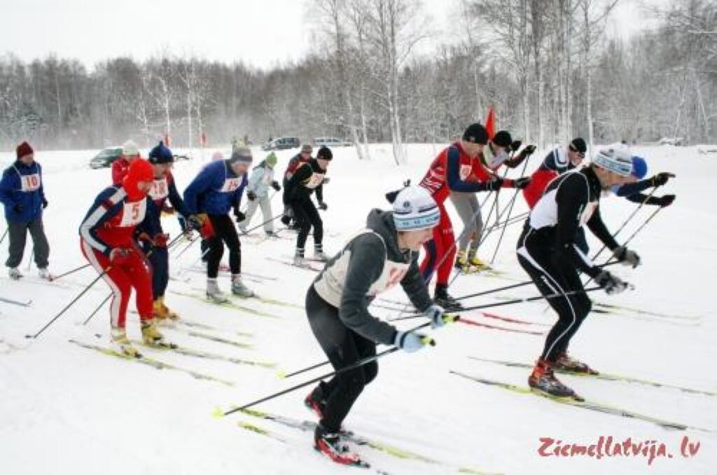 Pirmajā starta rindā slēpojumu uzsāk pērnā gada uzvarētāji Aija Lāce un Andris Dainis. 
Autors: Aldis Dubļāns