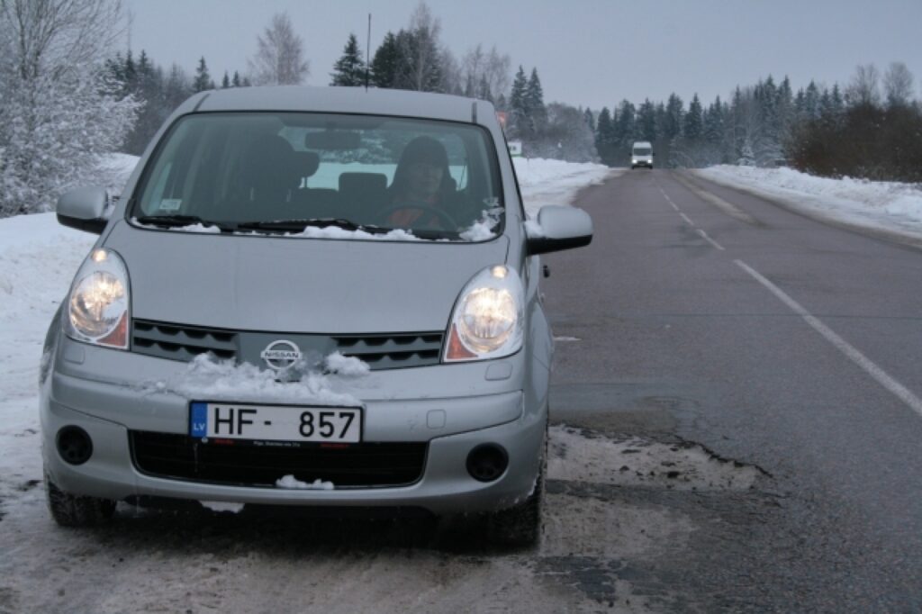 Šodien kopā ar “Ziemeļlatvijas” redaktori Ingūnu Johansoni  apskatījām automašīnu riteņiem draudīgās četras bedres uz ceļa Valka – Valmiera uzreiz aiz degvielas uzpildes stacijas. 
Autors: Inga Karpova