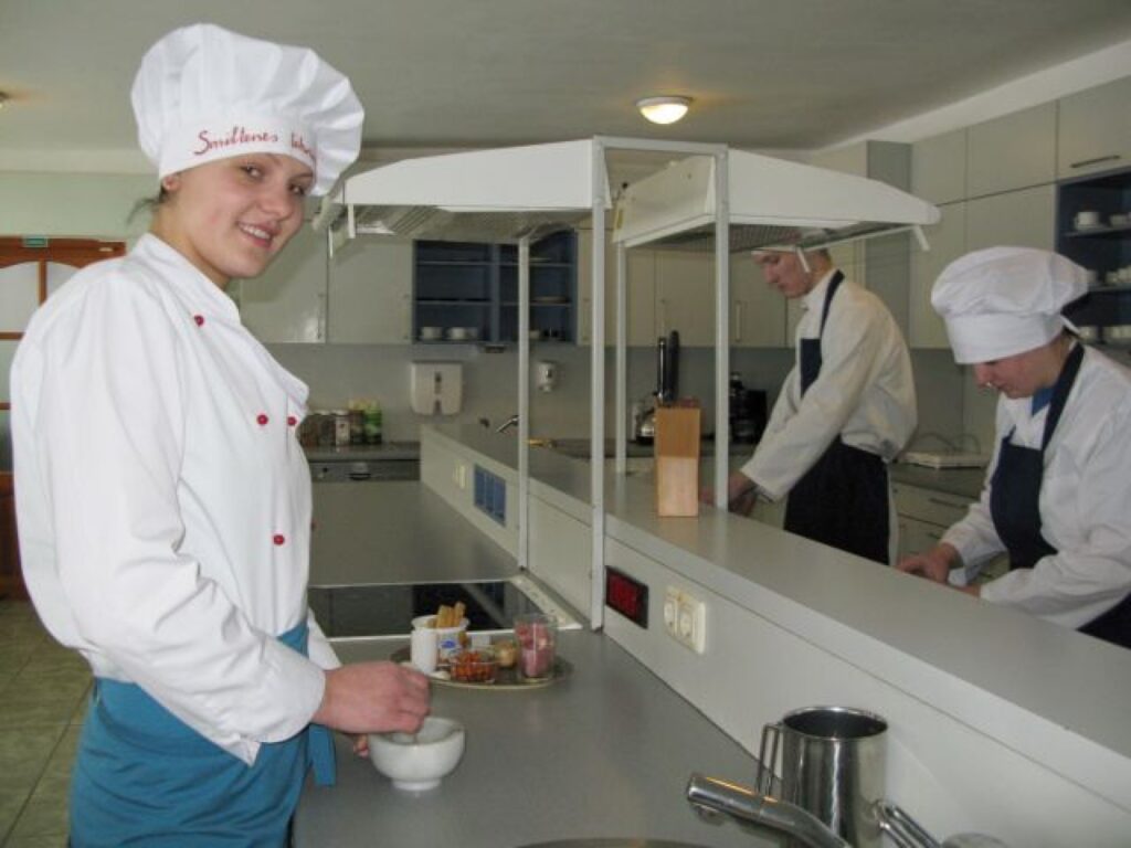  Smiltenes tehnikuma audzēkne Evija Pujāte (no kreisās) ieguva vērtīgu pieredzi profesionālās meistarības konkursā topošajiem pavāriem.
Autors: Sandra Pētersone