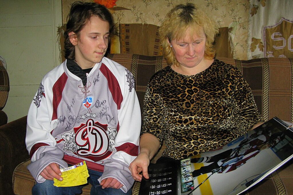 Negaidīts un patiess prieks pārņēmis Špatu ģimeni Smiltenes pagastā. Pusaudzis Voldemārs, piedaloties raidījuma “Tautas balss” konkursā, ieguva galveno balvu. Viņš kopā ar mammu Sarmīti uzrakstījis tādu hokeja kluba “Rīgas Dinamo” saukli, kurš atzīts par labāko.
Autors: Santa Sinka