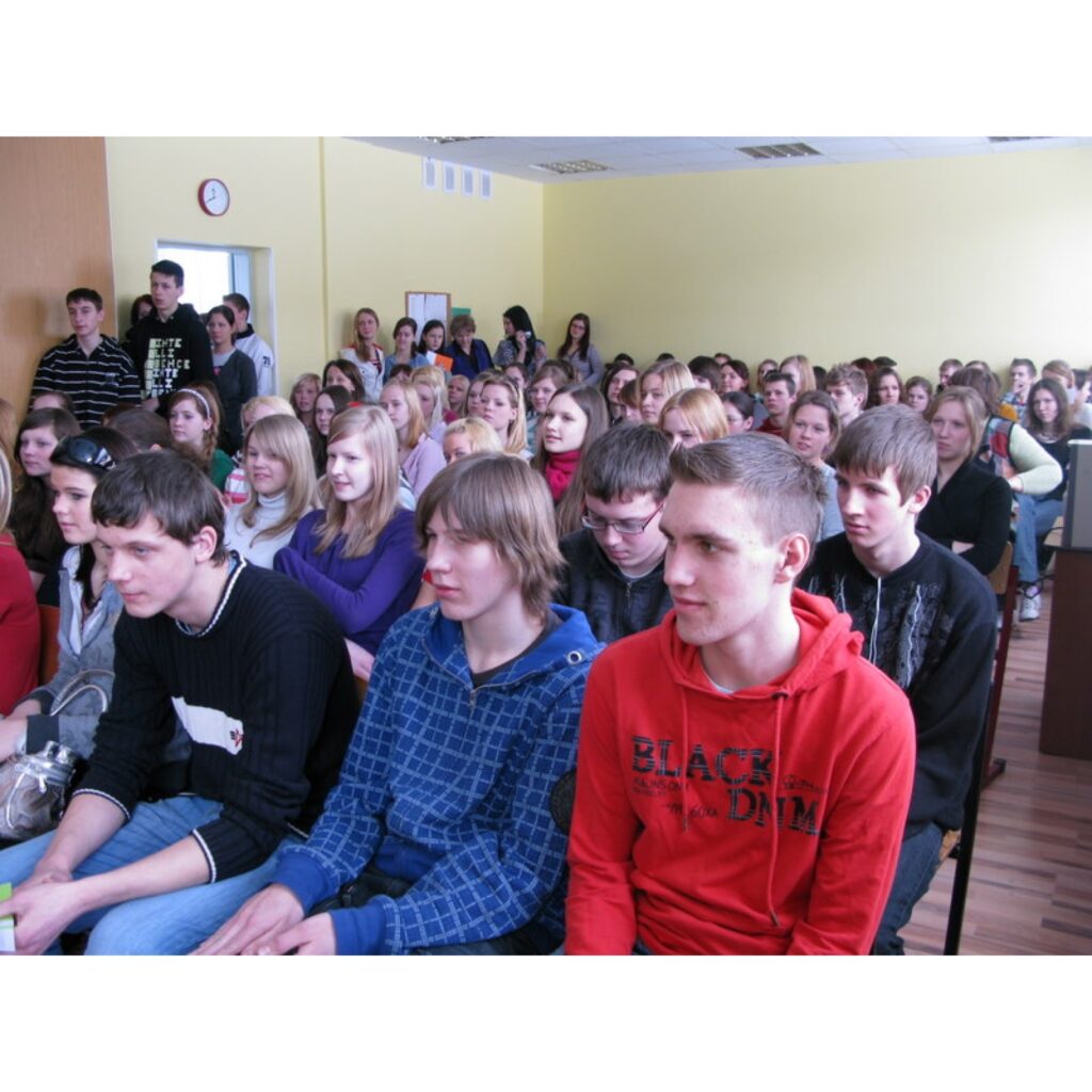 1. Atvērto durvju dienu Smiltenes Centra vidusskolā apmeklēja vairāk nekā simts devītklasnieku no dažādām Valkas rajona skolām.

2. Smiltenes Centra vidusskolas direktore Ilze Vergina uzrunā klātesošos un pastāsta par piedāvātajām...
Autors: Santa Sinka