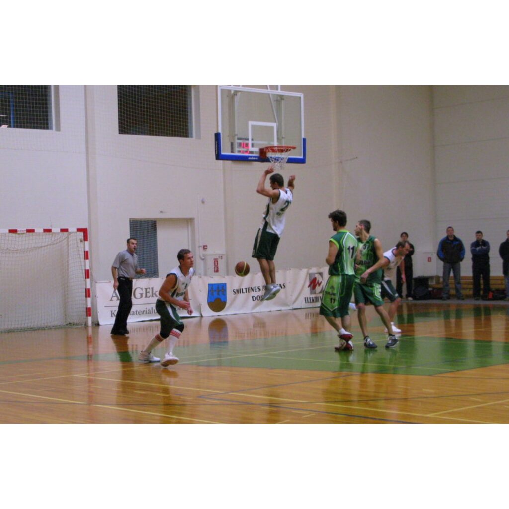 28. martā Smiltenes sporta centrā notika spraigas spēles basketbola turnīrā „Livonija Cup 2009”.  Par trešo vietu cīnījās „J.P. Jana” no Valmieras un „Vudlande”. Ar 104 pret 84 godpilno 3. vietu ceturtajā  „Livonija Cup” basketbola turnīrā...
Autors: Santa Sinka