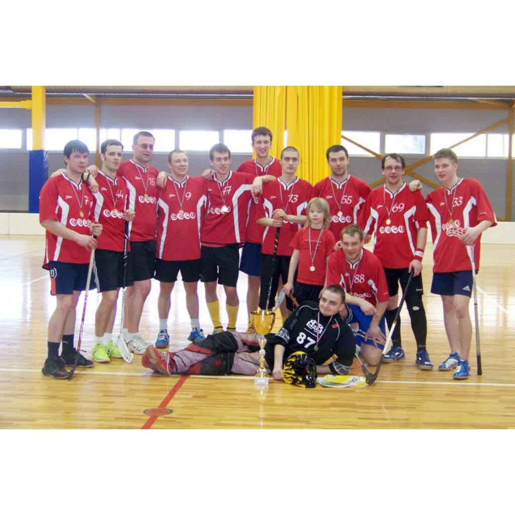 1. Par šā gada Valkas čempioniem florbolā kļuva “Čomi”.

2. Vecākais un jaunākais “Čomu” dalībnieks Ilvars un Aivars Ruļļi.

3. Šoreiz bumba vārtus neatrada.

4. Valkas “Torpēdas” uzbrūk mazsalaciešu vārtiem

5. Mazsalaca līksmo par...
Autors: Aldis Dubļāns