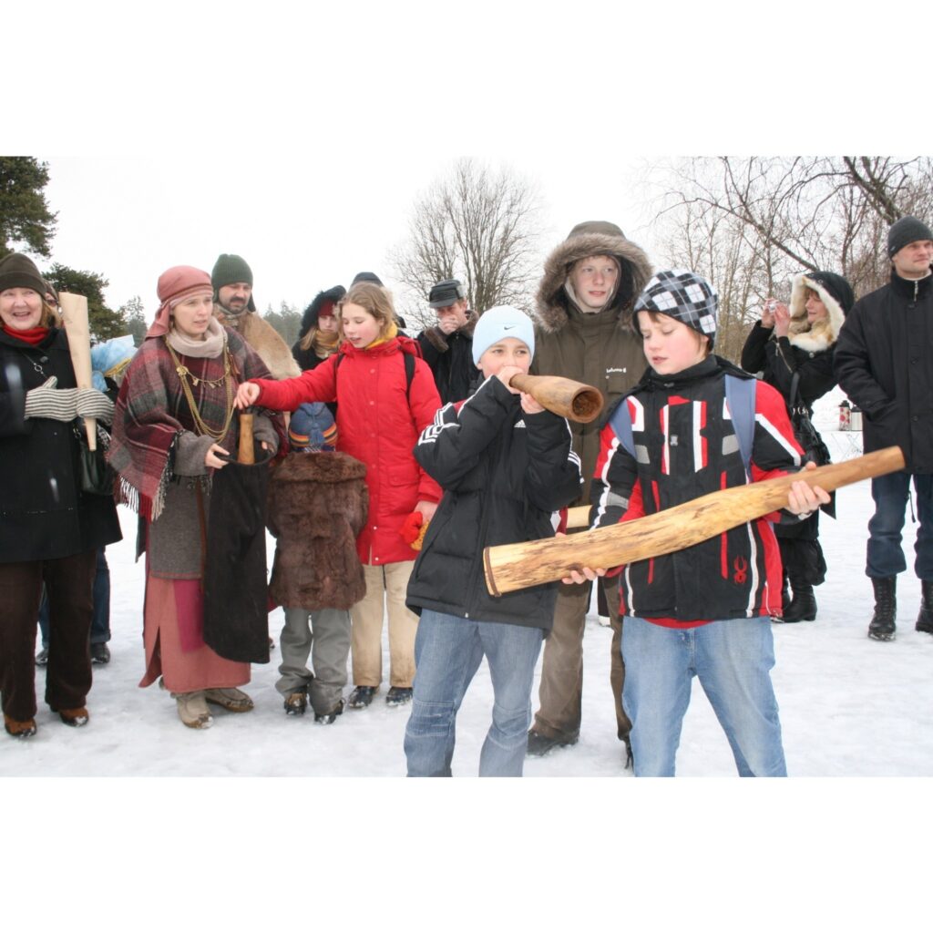 Šodien Valkā, Pedeles upes krastā pie šūpolēm pulcējās paprāvs pulks valcēniešu un viņu viesu, kuri ne vien sveicināja pavasara atnākšanu, bet arī visas dienas garumā atzīmēja Valkas pilsētas kultūras nama folkloras kopas 