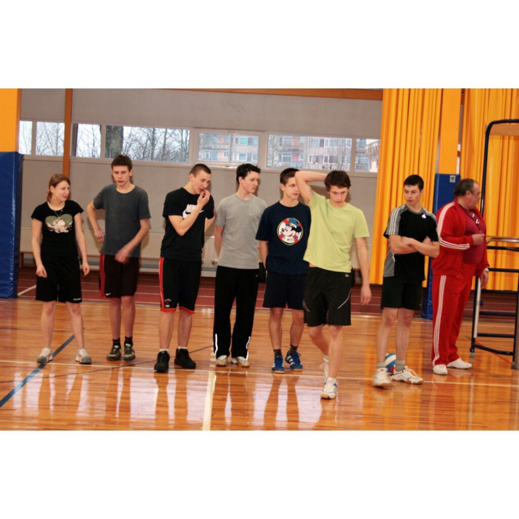 1. Cīņā par trešo vietu tūlīt dosies 9.a klases komanda.

2. Tiesnesis Ādolfs Bondars skaidro, vai pareizi notikusi spēlētāju maiņa.

3. 11.b ir gatavi uzņemt devīto servi.

4. Mārcis Auzāns reģistrē katru spēles momentu.

5. Skatītāji jūt...
Autors: Aldis Dubļāns