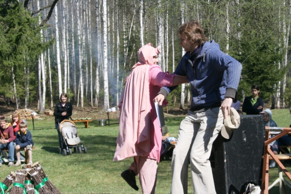 Meža dienās Kārķos diriģents Ints Teterovskis, lecot polku ar vietējo Cūkmenu, brīnās par kārķēniešu čaklumu un jautrību.
Autors: Inga Karpova