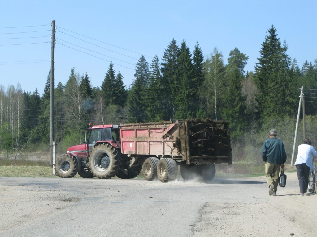SIA “Vidzemīte” 25 hektāru lielajā laukā ziemā izvestos kūtsmēslus tagad vairāku dienu garumā izkliedē. Vējš šo smaku pūš pāri visai Smiltenei. 
Autors: Santa Sinka