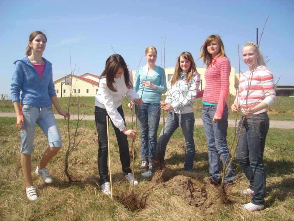 Sešas Variņu pamatskolas skolnieces par labi uzrakstītām esejām nopelnīja skolai ozolu stādus. Palsas krastā iestādītie koki priecēs daudzas variniešu paaudzes. 
Autors: Sandra Pētersone
