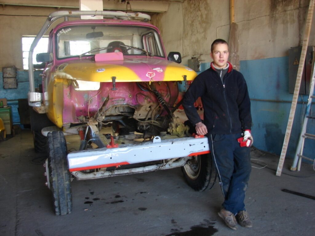 Jaunais autosportists Ingus Staško Latvijas čempionāta autokrosā 1. posmam bija sagatavojies kārtīgi. Tomēr iztestējot mašīnu nedēļu pirms šīs sezonas pirmajām sacensībām, gazikam nobruka motors. Tas tiks nomainīts, un čempionāts jaunietim var sākties.
Autors: Santa Sinka