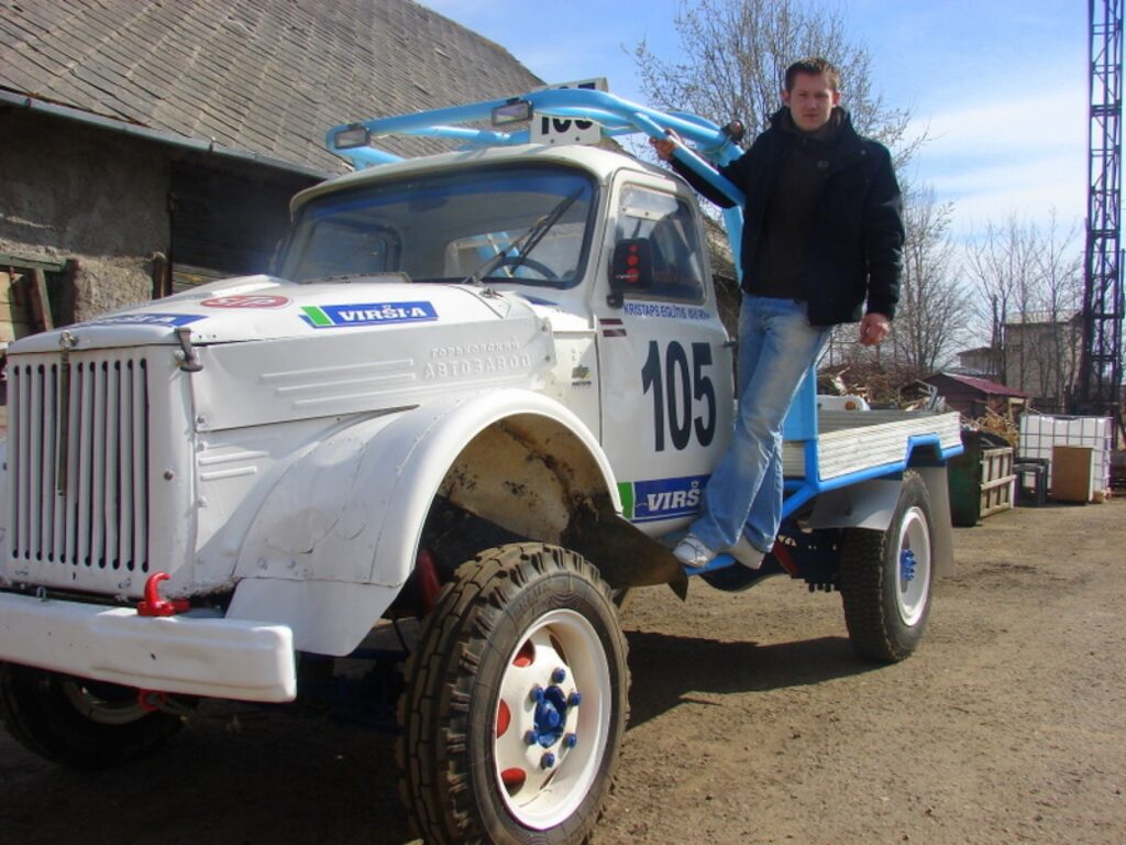 “GAZ 52” īpašnieks Kristpas Eglītis autokrosā piedalīsies jau ceturto gadu. Kopš pirmajām sacensībām jaunietis ir iegājis azartā un tik drīz nedomā pamest tehnisko sporta veidu. Tas viņam ir kā radīts. 
Autors: Santa Sinka