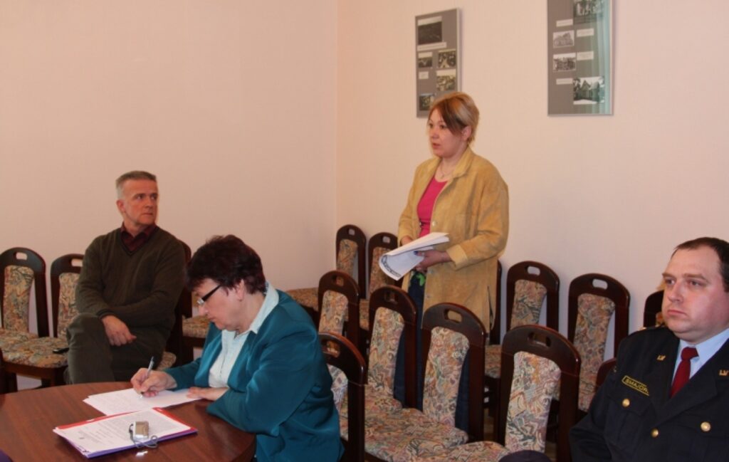 Osipova partijas pilnvarotā Valkā Iveta Maksimova domes deputātiem skaidro, kālab 1. maijā Valkā rīkojama sapulce.
Autors: Aldis Dubļāns