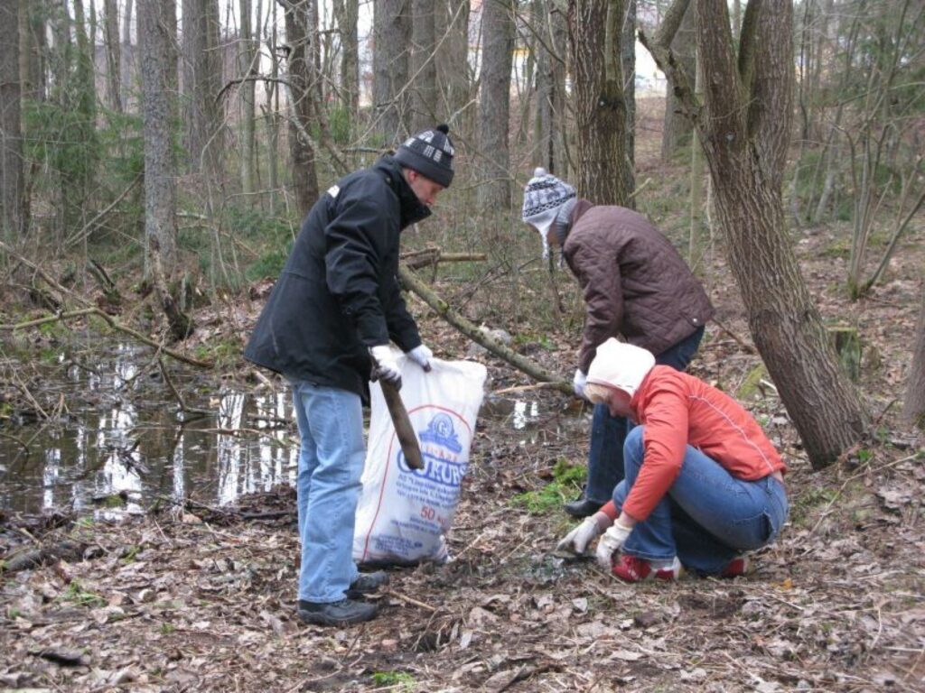 Smiltenieši Andris Lapiņš, Dina Kaupe, Aurika Zīvere un citi talcinieki pielasīja mežā Ābeļu ielas galā pavisam 97 maisus ar nelegāli izmestiem sadzīves atkritumiem.
Autors: Sandra Pētersone