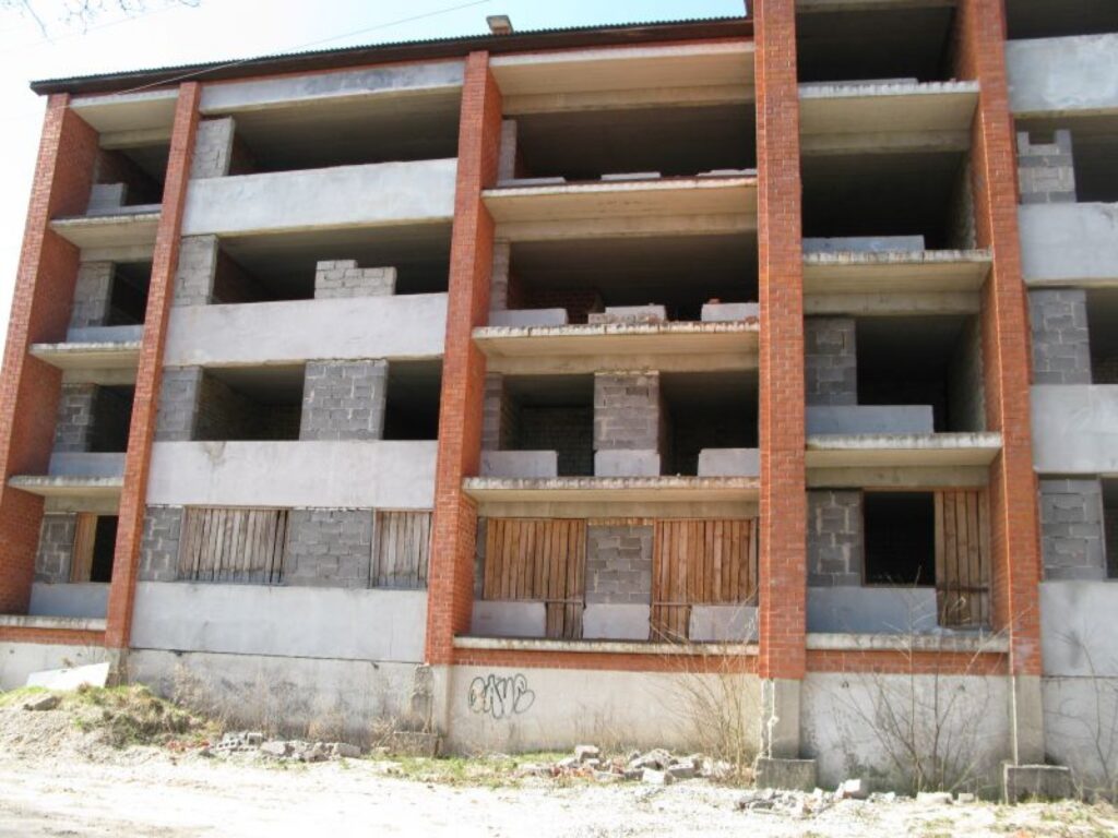 Vēl pagājušajā gadā Cēsīs reģistrētai firmai SIA “Rechouse” bija cerība, ka jaunbūvi Smiltenē, Daugavas ielā 7a, varētu izveidot par mājokli 24 četrām ģimenēm. Tomēr notiek pretējais, teritorija kļūst aizvien bīstamāka un atkritumiem bagātāka.
Autors: Santa Sinka