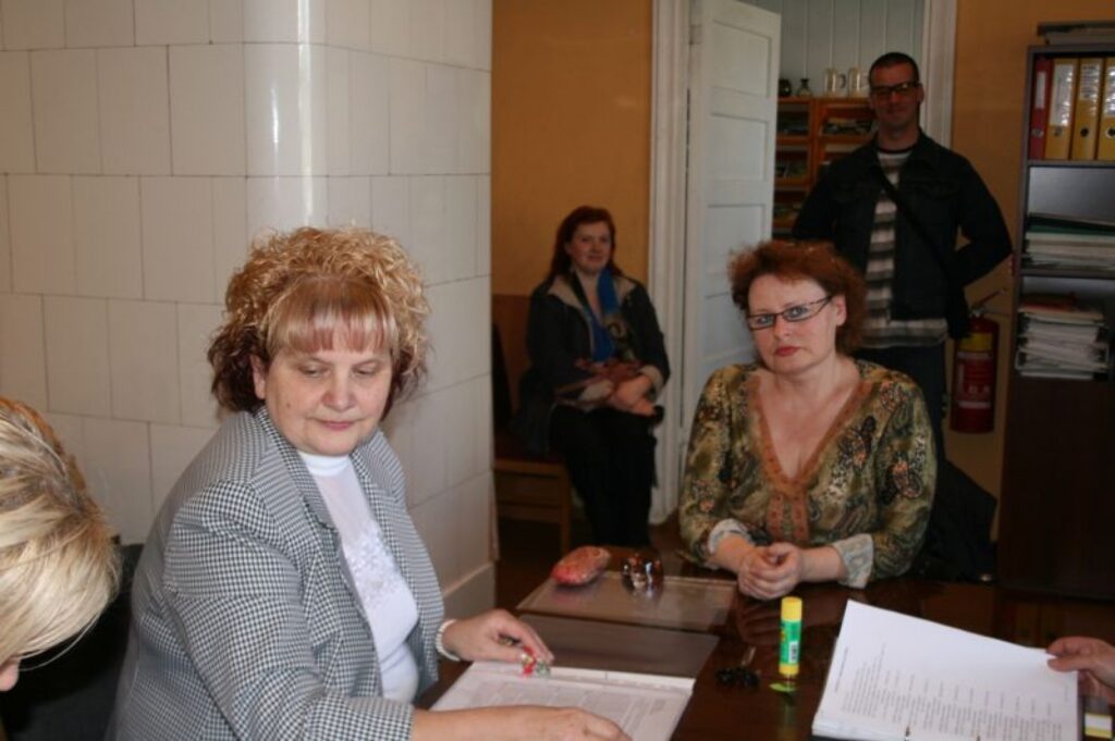 Strenču novada vēlēšanu komisijas priekšsēdētāja Sarmīte Roziņa pieņem deputātu kandidātu sarakstu, kuru iesniedz Ludmila Miglāne. 
Autors: Inga Karpova