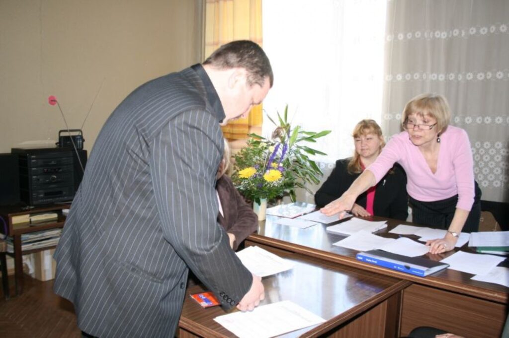 Otrdien Valkas novada vēlēšanu komisijā deputātu kandidātu sarakstu iesniedza partijas “Demokrāti.lv” “lokomotīve”  Aivars Sjademe. 
Autors: Inga Karpova