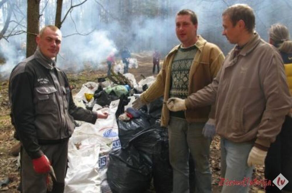 Smiltenieši Aldis Kirilovs (no kreisās), Raivis Grims un Jānis Kazainis uz Lielo Talku ieradās labprātīgi. “Jāpalīdz Smiltenei. Tā ir sava pilsēta,” viņi uzsver. 
Autors: Sandra Pētersone