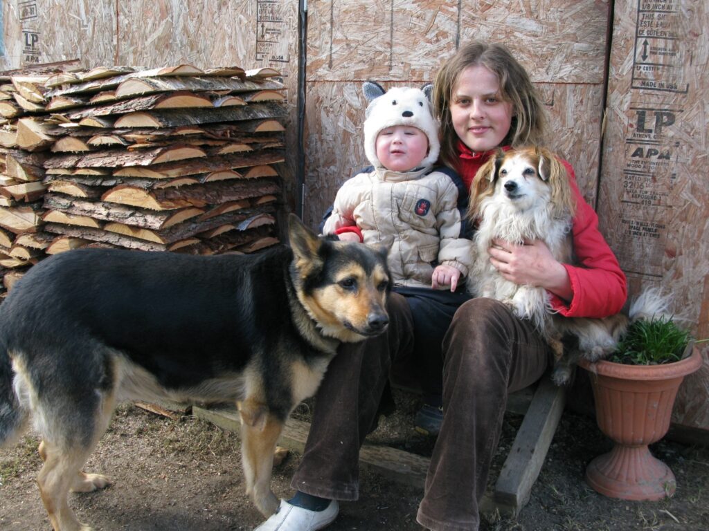  “Mūsu mājās visiem pietiek vietas,” saka Čiepiņas jaunā saimniece Signe Šūtele. Mazā suņu meitene jau sadraudzējusies ar Signes dēliņu Gustavu un lielo suni Rendu. 
Autors: Sandra Pētersone