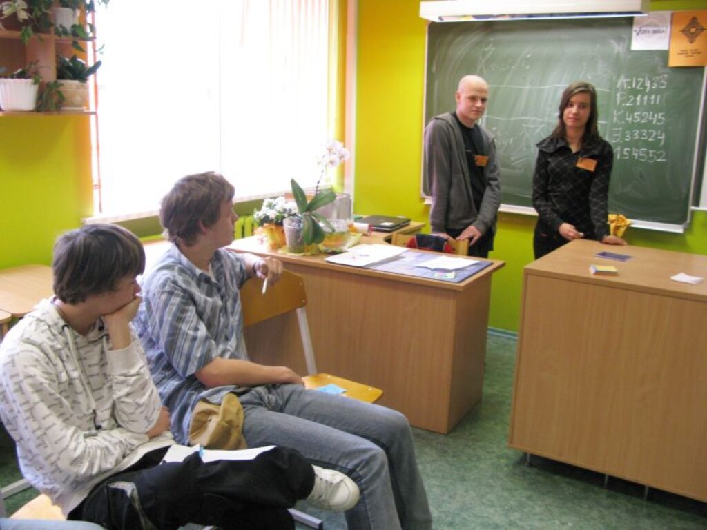  Vienaudžu izglītotāji Jānis Mālkalns un Anete Selga šomēnes vadīja stundu Smiltenes ģimnāzijas 10.b klasē, skaidrojot atbildīgu lēmumu pieņemšanas nozīmi.
Autors: Sandra Pētersone