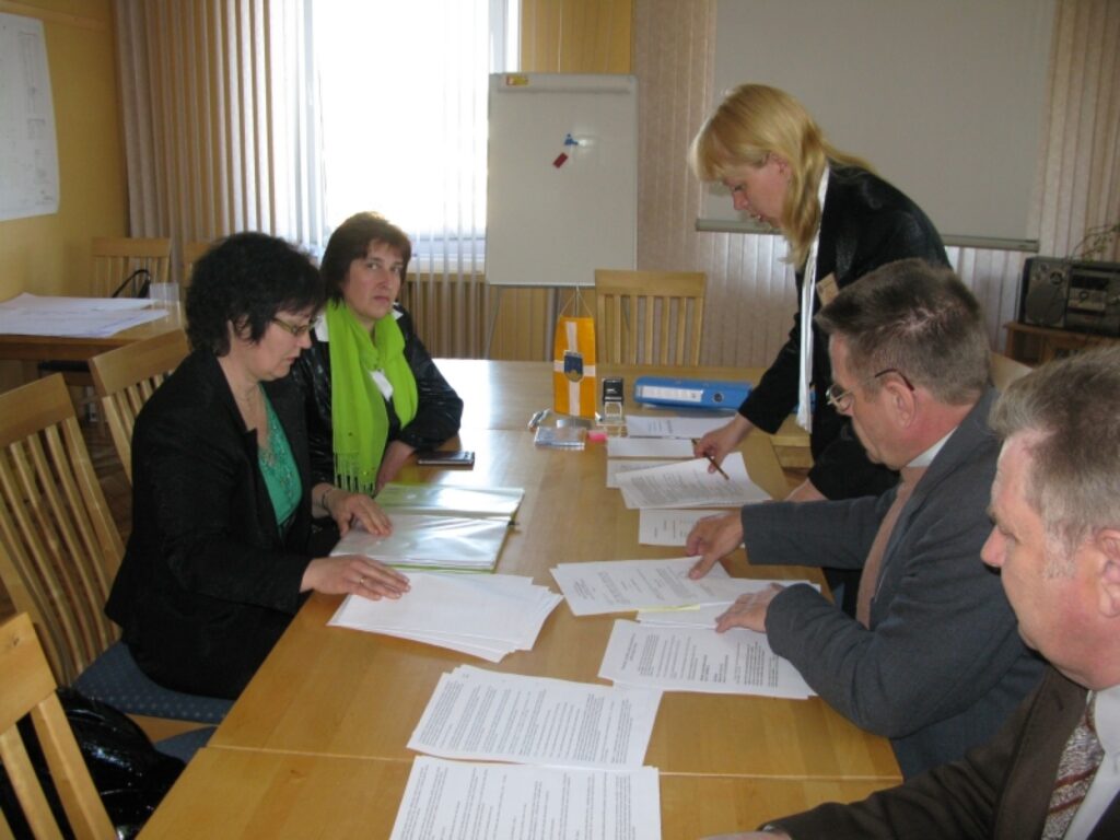 Smiltenes novada vēlēšanu komisijas priekšsēdētāja Aurika Zīvere vakar pirmo sarakstu pieņēma no ZZS pilnvarotajām pārstāvēm Vinetes Brunovskas (no kreisās) un Vitas Gredzenas
Autors: Sandra Pētersone