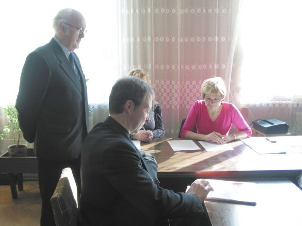 Dokumentu iesniedzējs Agris Simulis ir gatavs arī turpmāk strādāt novada domē, lai dzīve te būtu labāka un komfortablāka.  
Autors: Inga Karpova