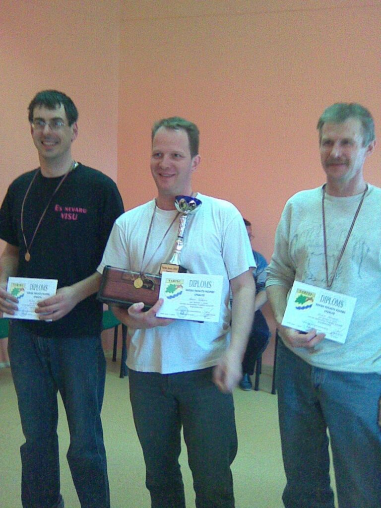 “Variņu kausu” novusā šogad izcīnīja varinietis Lauris Petrovs (vidū). Arī otrajā un trešajā vietā ir Variņu pagasta sportisti Ilmārs Pavasars (no labās) un Mārtiņš Kalns
Autors: No personīgā arhīva