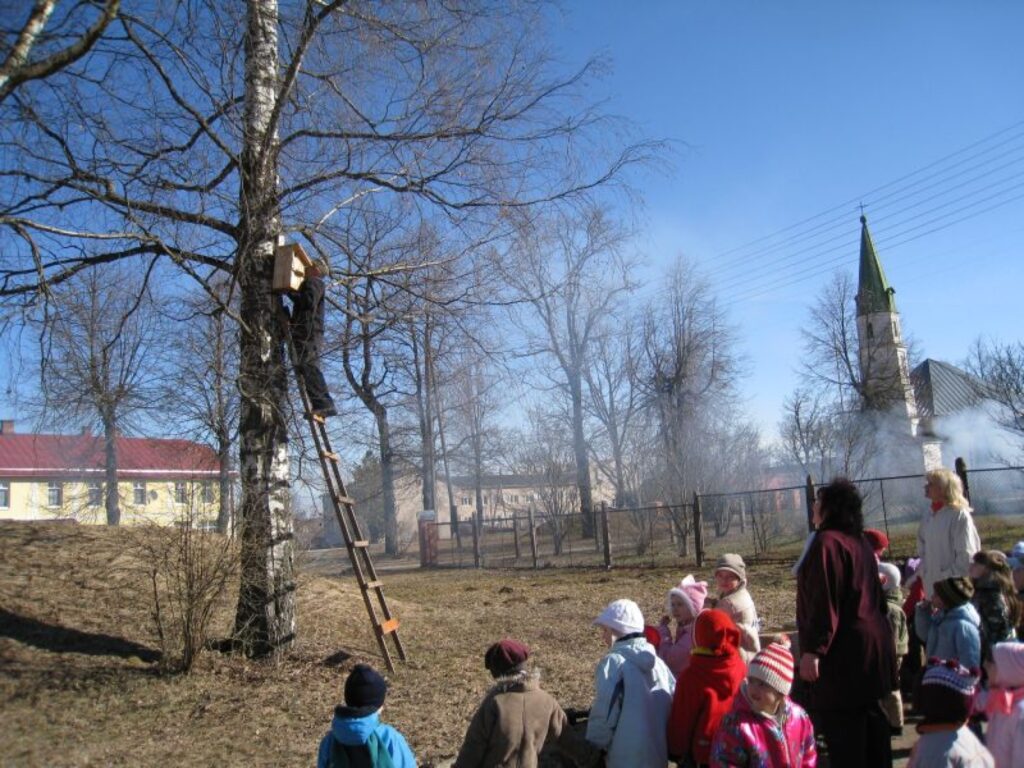 Palsmanes bērnudārza strādniekam Zigurdam Ozolam šo procesu nācās atkārtot 23 reizes. Tik daudz putnu būrīšu atnesa bērnudārza audzēkņi. 
Autors: No personīgā arhīva