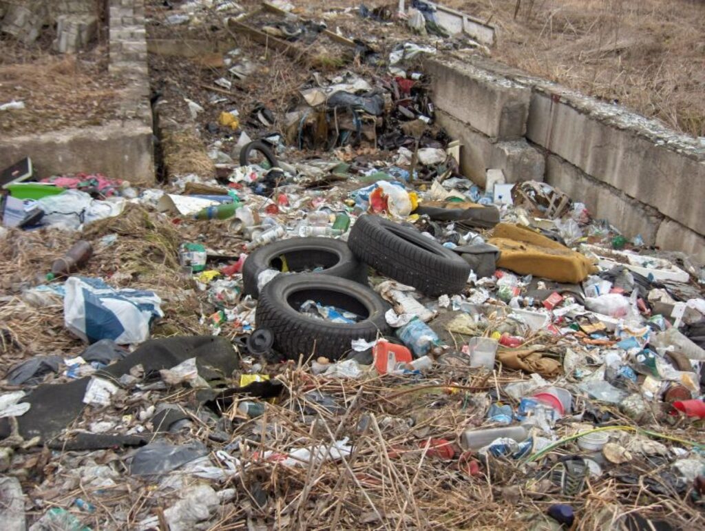 Diemžēl šādu piedrazotu vietu Valkā ir ne mazums.
Autors: No personīgā arhīva