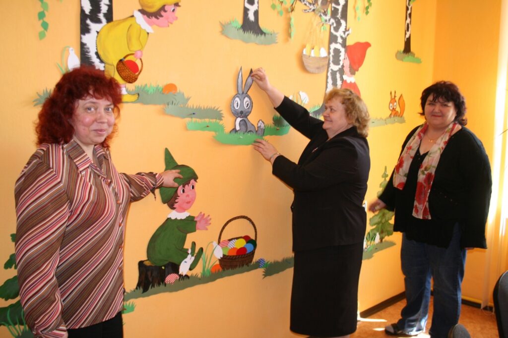 Bērnudārza “Pumpuriņš” skolotājas Rudīte Mašina, Inga Eglīte un vadītāja Mirdza Miķelsone ir studējušas pedagoģiju un atzīst, ka darbam ar bērniem iegūtās zināšanas noder. Viņas nesaprot, kādēļ tagad izglītība var arī nebūt.
Autors: Aivars Zilbers