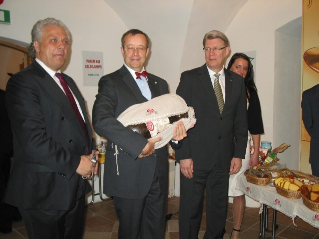  Latvijā slavenais maiznieks Normunds Skauģis Igaunijas prezidentam pasniedza piecus kilogramus smagu īstas latviešu rupjmaizes klaipu.
Autors: Inga Karpova
