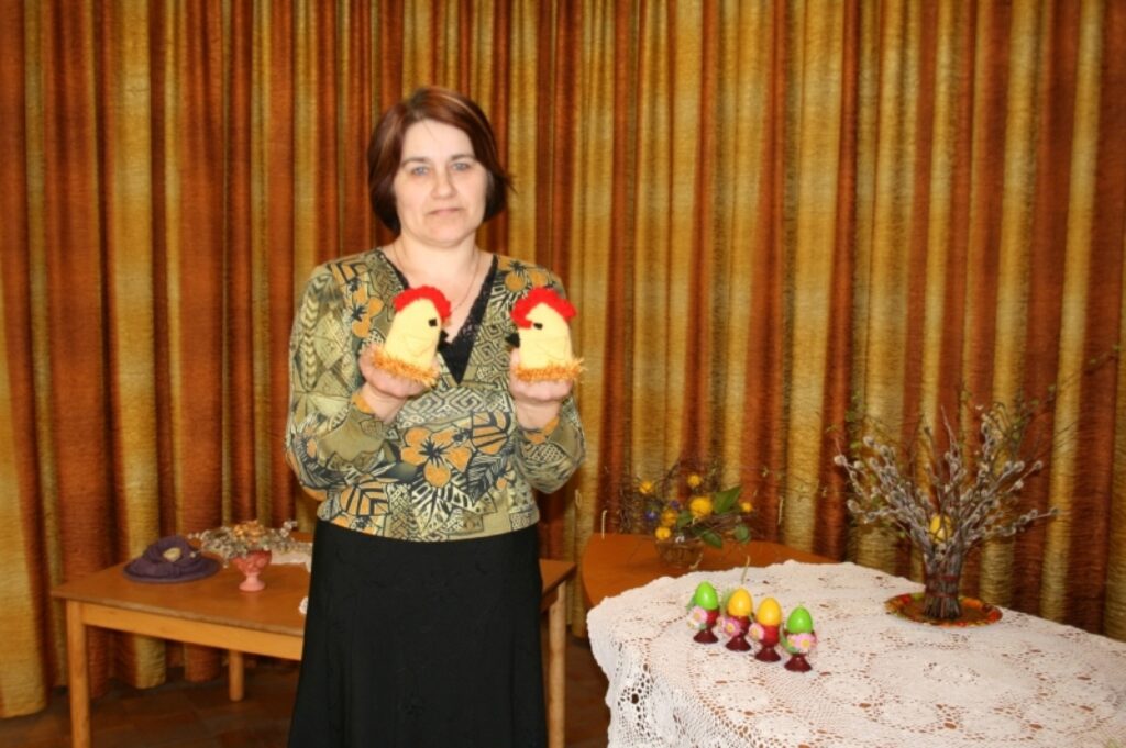 Aija Skrastiņa stāsta, ka Lieldienu izstāde ir pirmais rokdarbnieču paveiktā apliecinājums un svētku sveiciens iedzīvotājiem. 
Autors: Aivars Zilbers