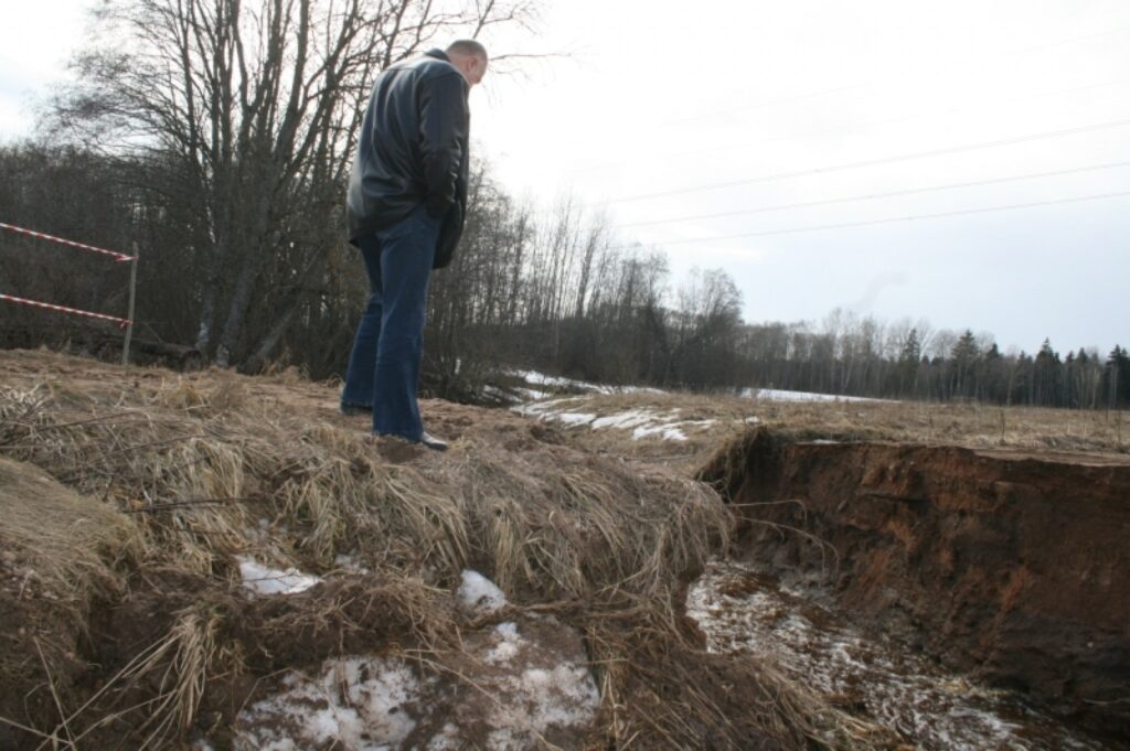 Palu straume ceļam uz Stoķu kapiem pāri izrakusi platu grāvi.
Autors: Aivars Zilbers